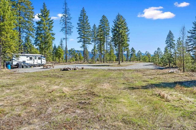555 Happy Trails Ln, Newport, WA 99146