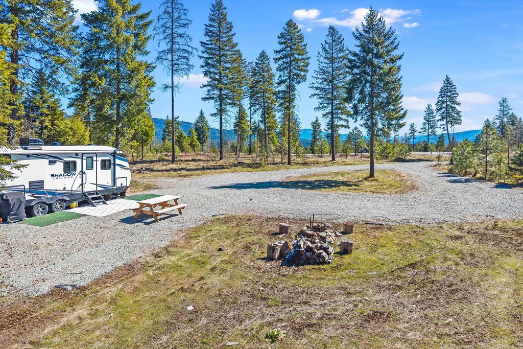 555 Happy Trails Ln, Newport, WA 99146