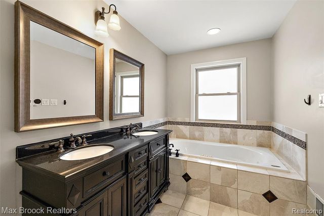 5645 Eastman Boulevard, West Bloomfield, MI 48323