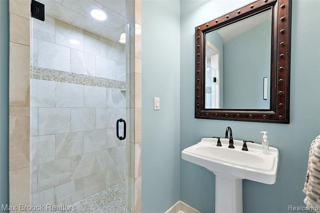 5645 Eastman Boulevard, West Bloomfield, MI 48323