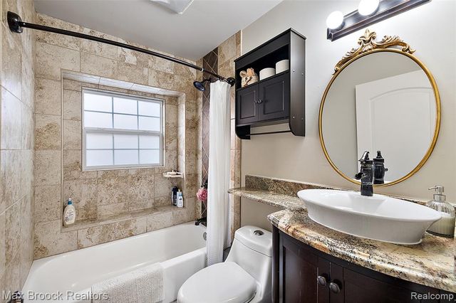 5645 Eastman Boulevard, West Bloomfield, MI 48323