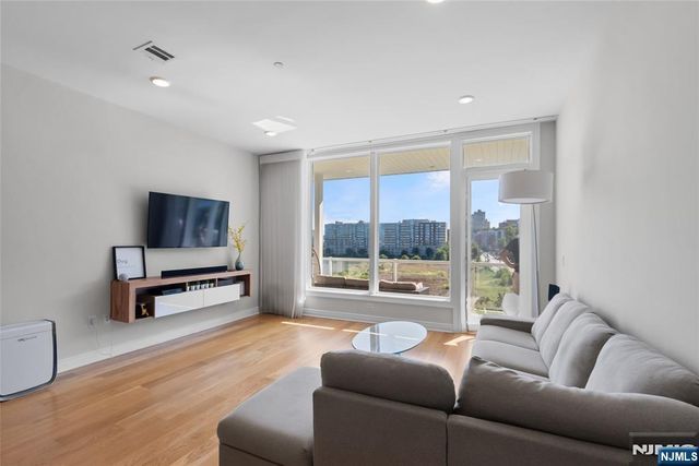 3 Somerset Lane 504, Edgewater, NJ 07020