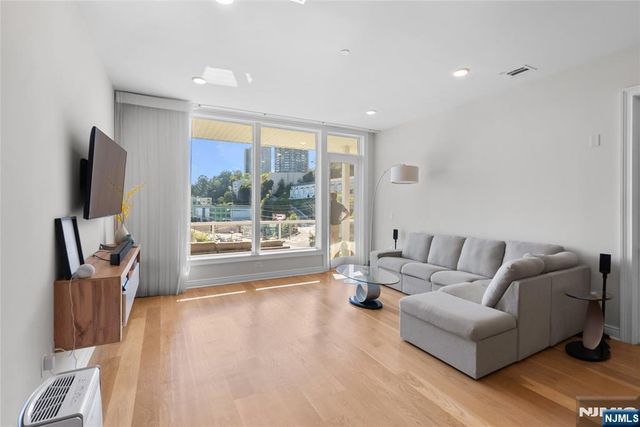 3 Somerset Lane 504, Edgewater, NJ 07020