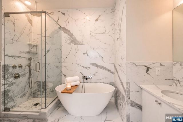 3 Somerset Lane 504, Edgewater, NJ 07020