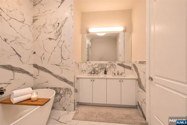 3 Somerset Lane 504, Edgewater, NJ 07020