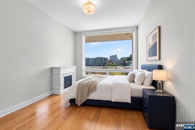 3 Somerset Lane 504, Edgewater, NJ 07020