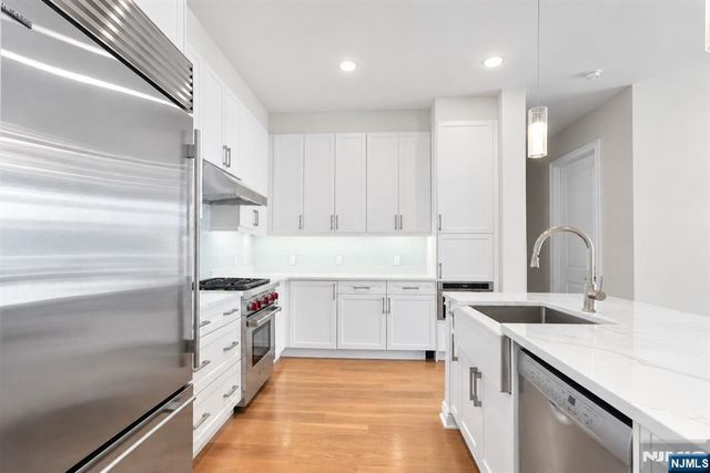 3 Somerset Lane 504, Edgewater, NJ 07020