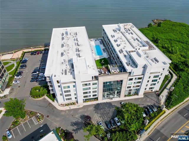 3 Somerset Lane 504, Edgewater, NJ 07020