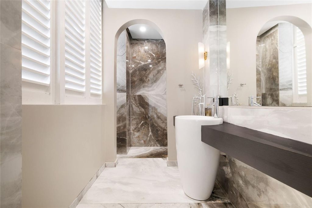 Image 16 of property listing at 255 RECINTO SUR, San Juan, PR 00901