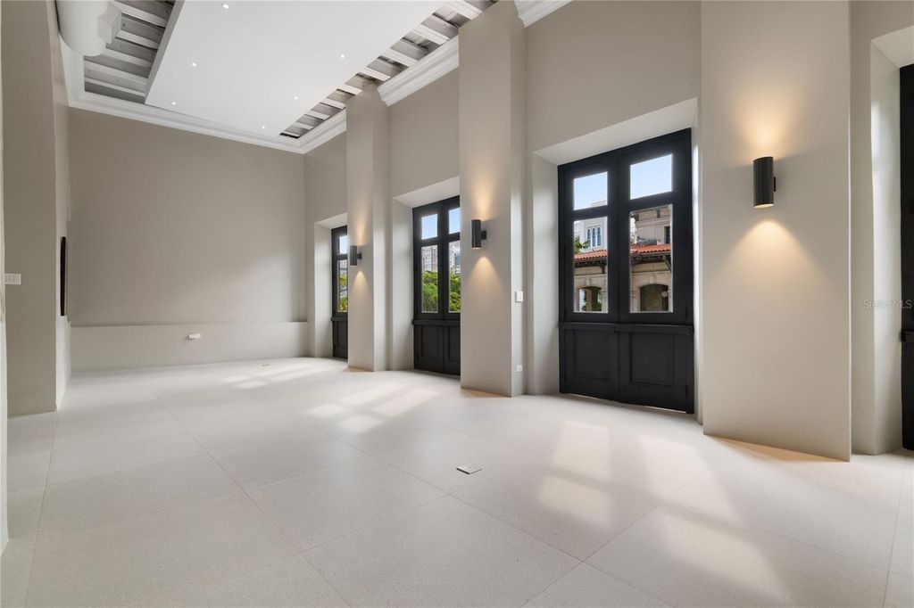 Image 3 of property listing at 255 RECINTO SUR, San Juan, PR 00901