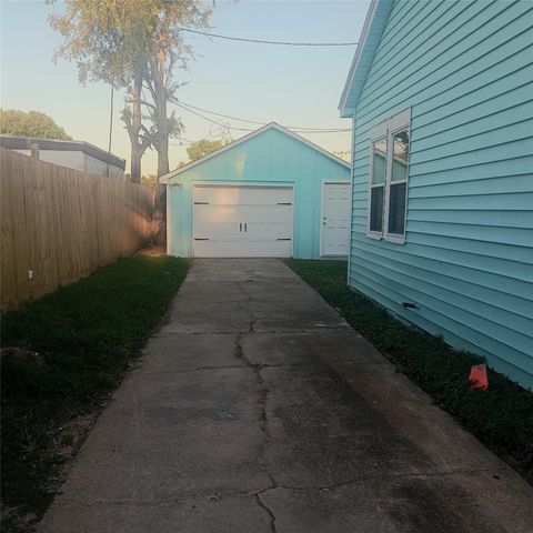 318 7th Street N, Texas City, TX 77590