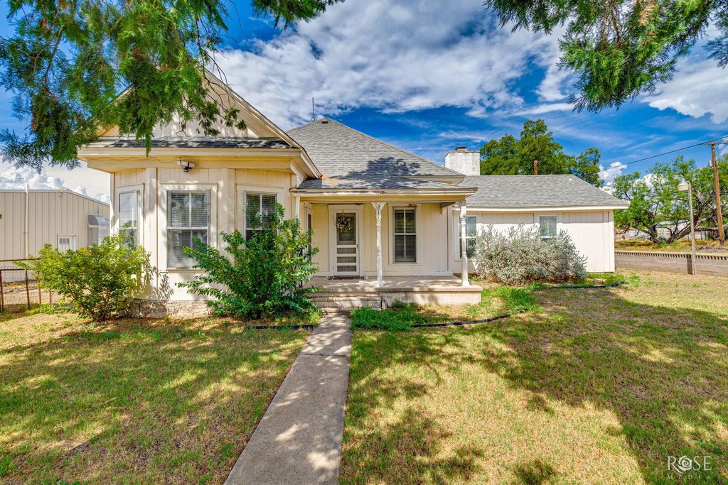 Image 2 of property listing at 211 Wabash Avenue, Mertzon, TX 76941