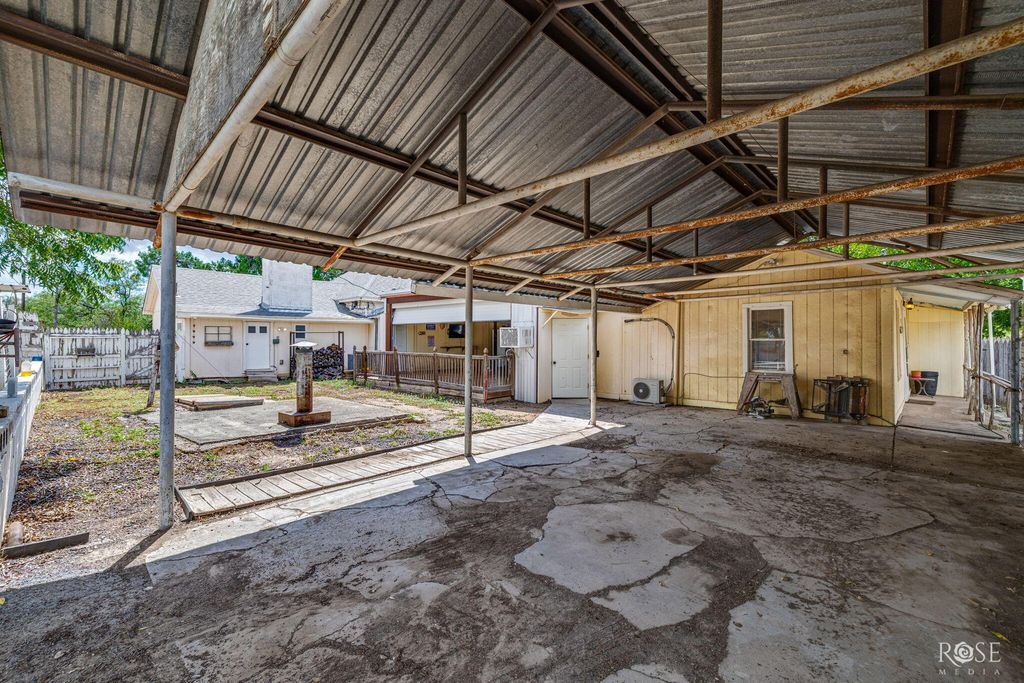 Image 29 of property listing at 211 Wabash Avenue, Mertzon, TX 76941