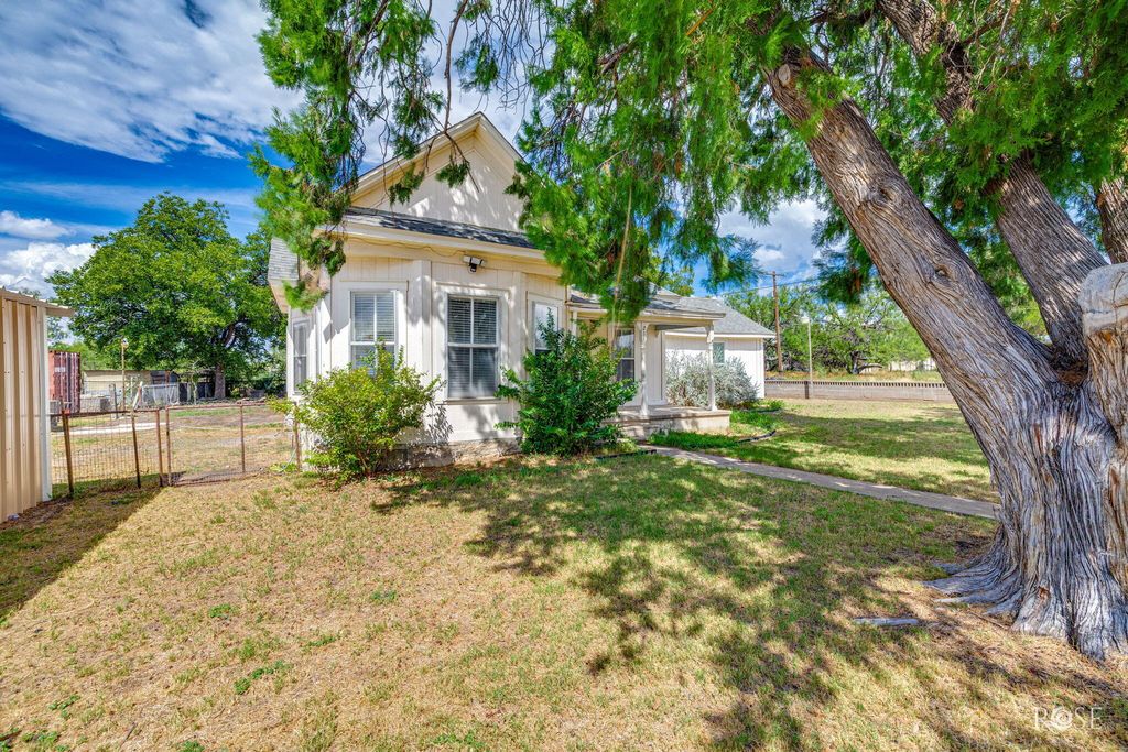 Image 3 of property listing at 211 Wabash Avenue, Mertzon, TX 76941