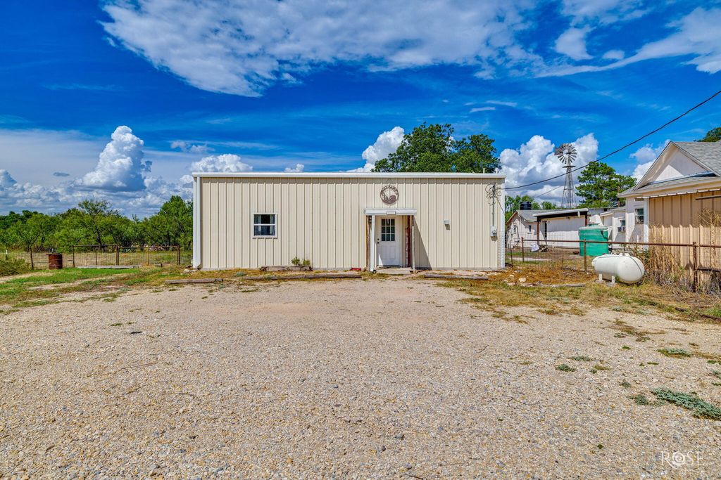 Image 38 of property listing at 211 Wabash Avenue, Mertzon, TX 76941