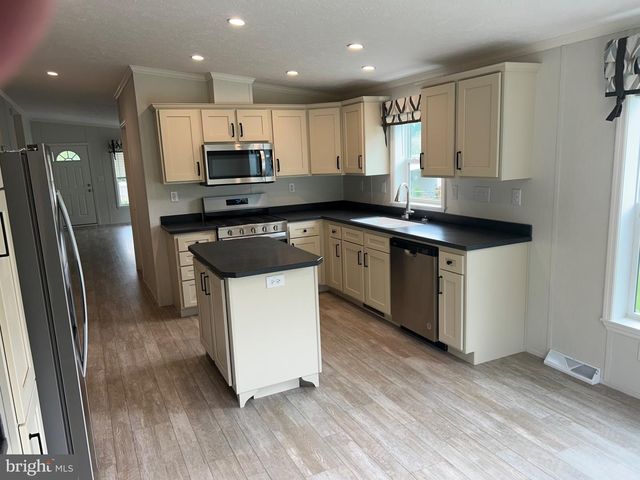 219 BLUE JAY DR, Red Lion, PA 17356