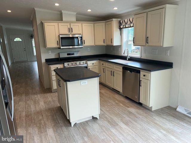 219 BLUE JAY DR, Red Lion, PA 17356