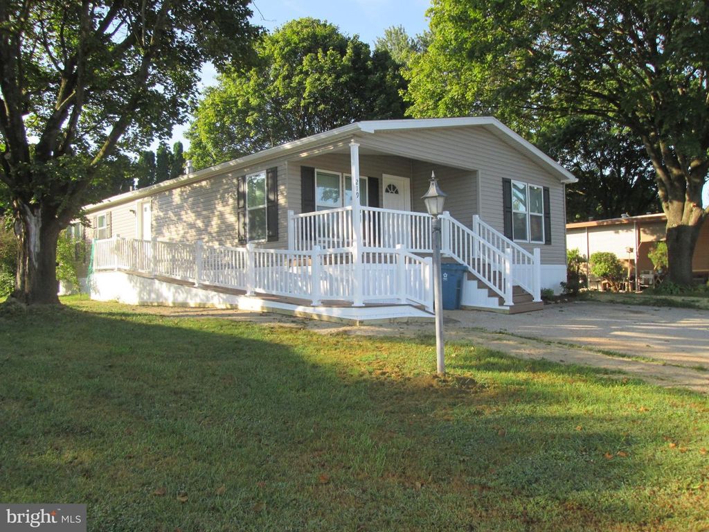 219 BLUE JAY DR, Red Lion, PA 17356