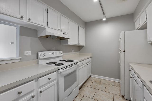 1444 Stonebridge Circle H3, Wheaton, IL 60189