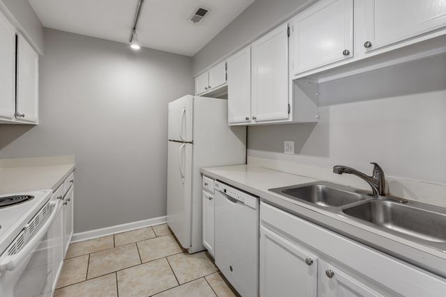 1444 Stonebridge Circle H3, Wheaton, IL 60189