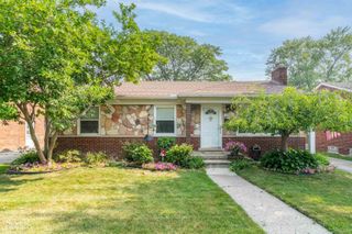 21305 Prestwick Avenue, Harper Woods, MI 48225