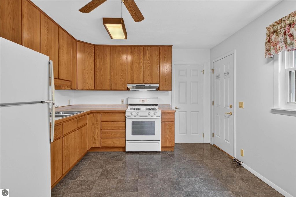 Image 14 of property listing at 143 W Marshall Street, Alma, MI 48801