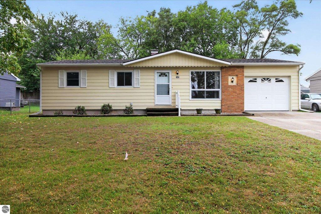 Image 3 of property listing at 143 W Marshall Street, Alma, MI 48801