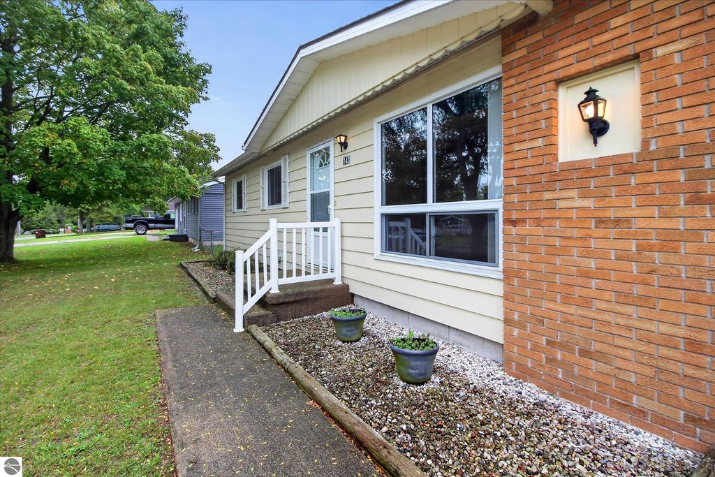 Image 5 of property listing at 143 W Marshall Street, Alma, MI 48801