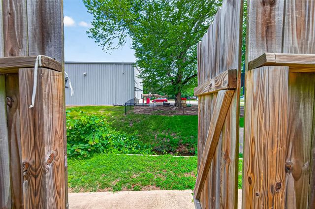 113 Normal Park Drive B, Huntsville, TX 77320