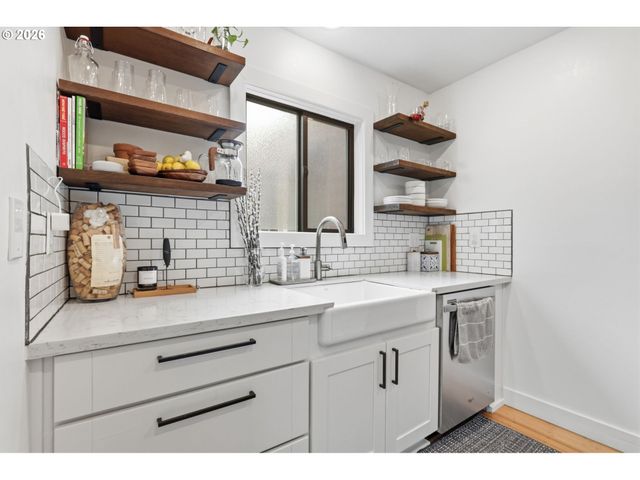 65 OSWEGO Smt, Lake Oswego, OR 97035