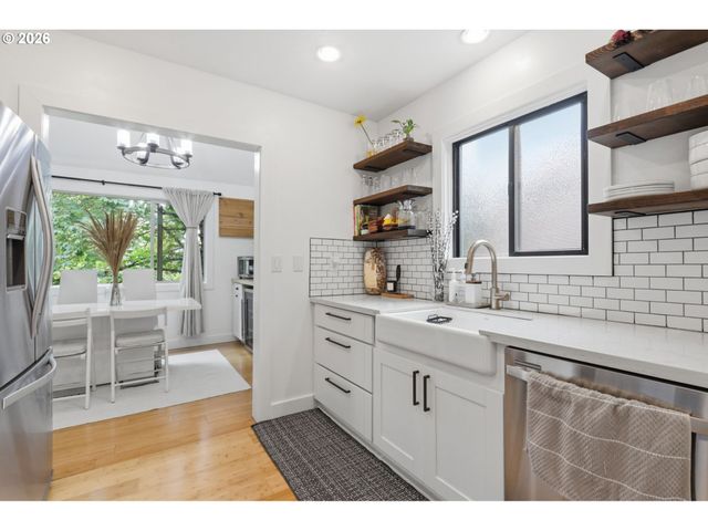 65 OSWEGO Smt, Lake Oswego, OR 97035