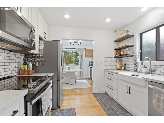 65 OSWEGO Smt, Lake Oswego, OR 97035