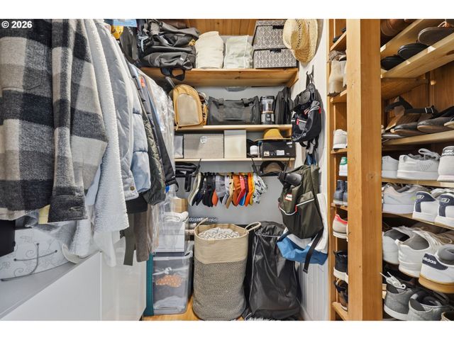 65 OSWEGO Smt, Lake Oswego, OR 97035