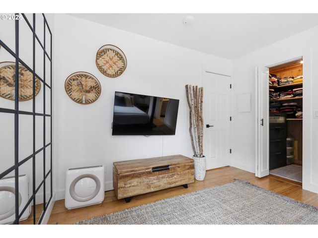 65 OSWEGO Smt, Lake Oswego, OR 97035
