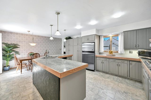 2138 Edgewood DRIVE, Grafton, WI 53024