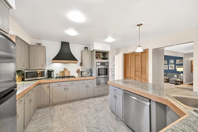 2138 Edgewood DRIVE, Grafton, WI 53024