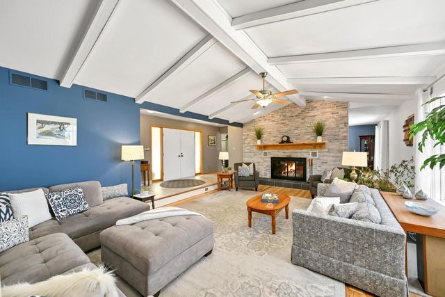 2138 Edgewood DRIVE, Grafton, WI 53024