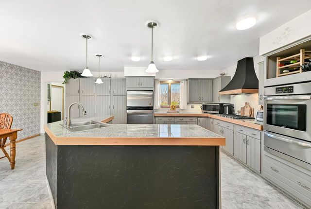 2138 Edgewood DRIVE, Grafton, WI 53024