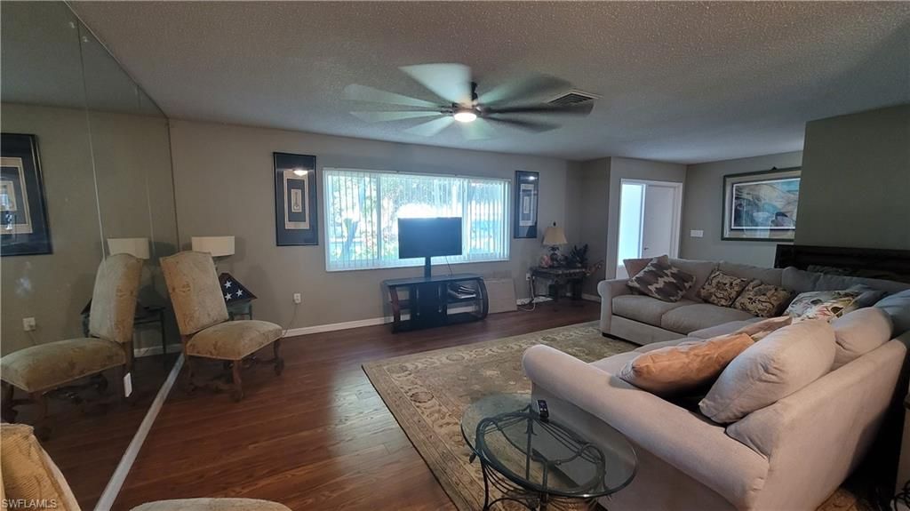 Image 4 of property listing at 1642 SE 39th TER, Cape Coral, FL 33904