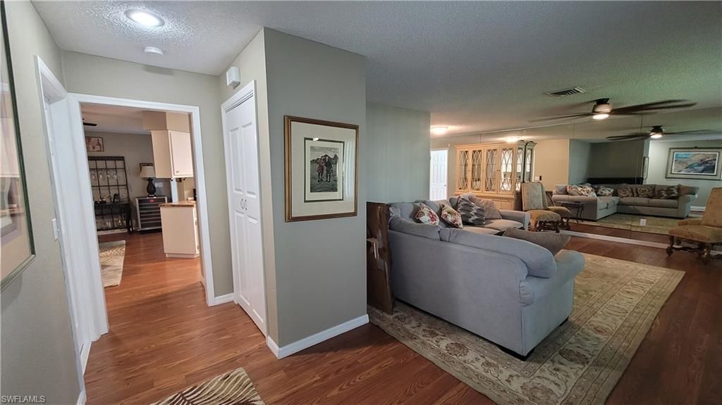 Image 8 of property listing at 1642 SE 39th TER, Cape Coral, FL 33904