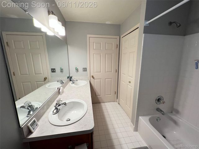 57572 Suffield Drive, Washington Township, MI 48094