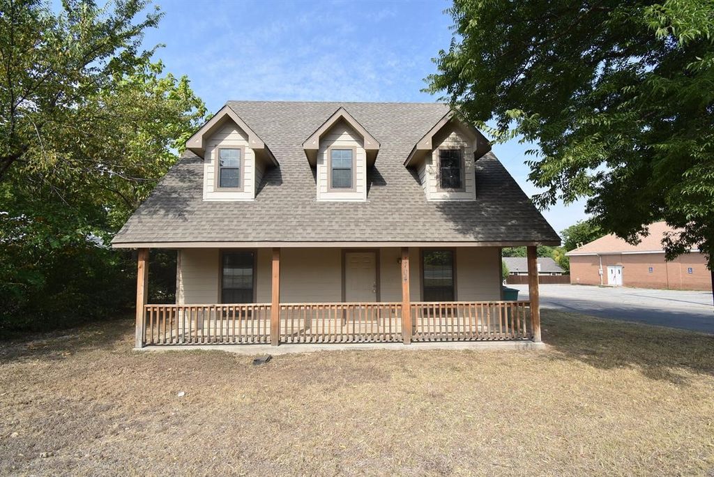 704 S Dewey Avenue, Sherman, TX 75090