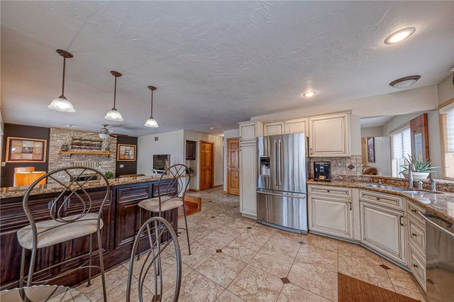 53 Hobbitt Ln, Finleyville, PA 15332