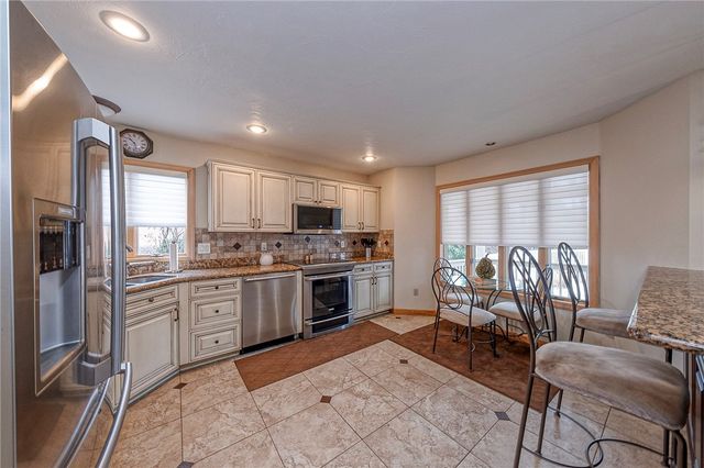 53 Hobbitt Ln, Finleyville, PA 15332