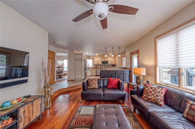 53 Hobbitt Ln, Finleyville, PA 15332