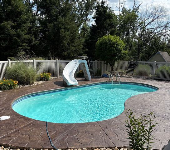 53 Hobbitt Ln, Finleyville, PA 15332