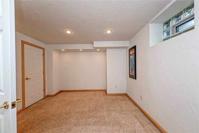 53 Hobbitt Ln, Finleyville, PA 15332