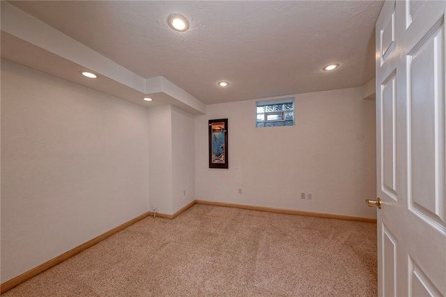 53 Hobbitt Ln, Finleyville, PA 15332