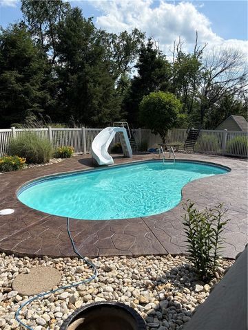 53 Hobbitt Ln, Finleyville, PA 15332