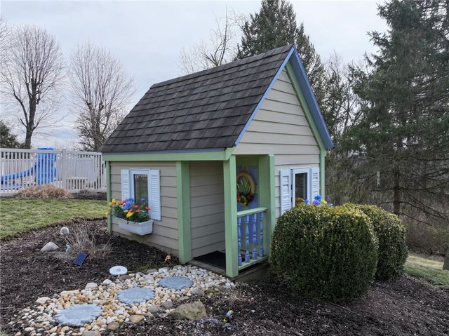 53 Hobbitt Ln, Finleyville, PA 15332